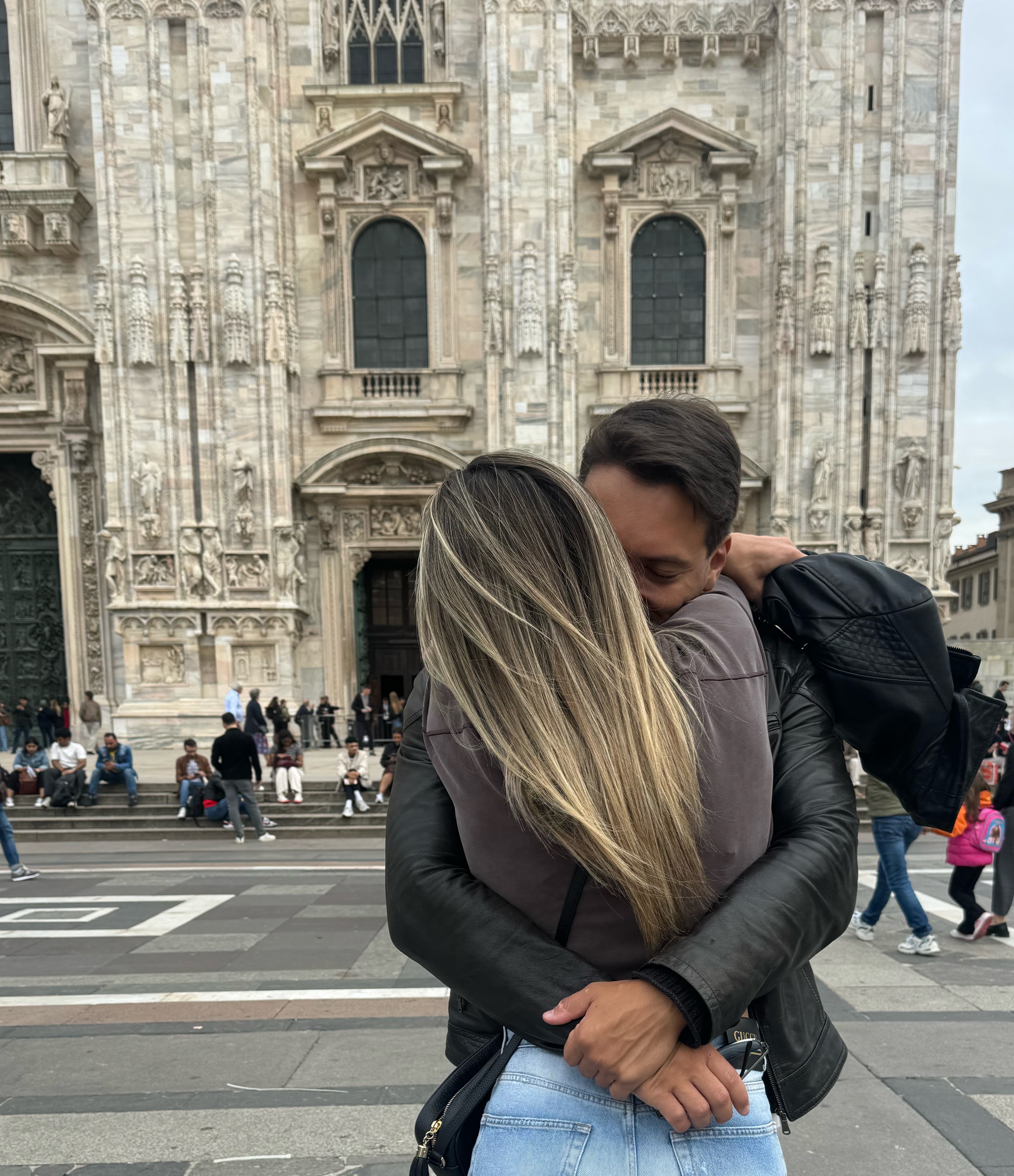 An embrace in front of the Duomo in Milan